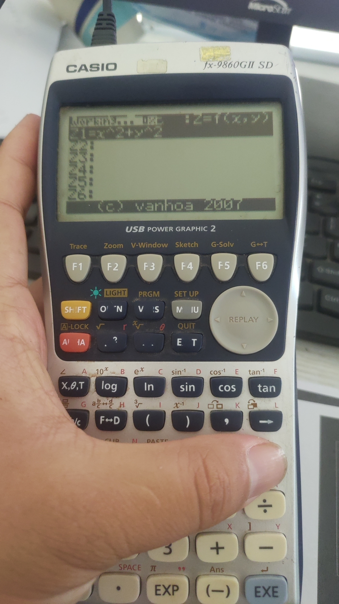 用了计算器中的3D绘图，自己输了个X方+Y方 然后exe，然后计算器就死机了，关机也按不了，一直百分0也不动弹 ...